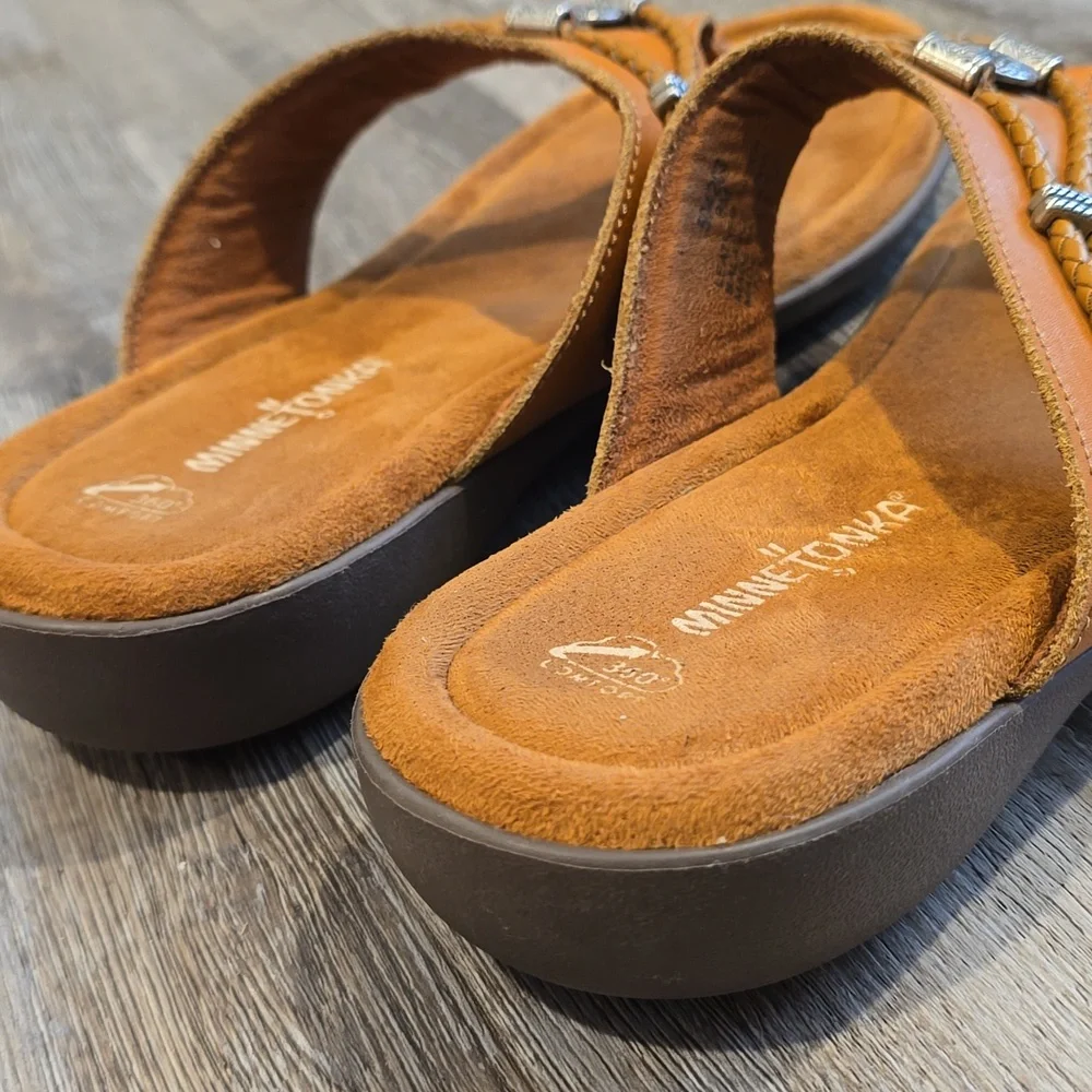 Minnetonka Women's‎ Camel and Silver Accent Leather Sandals| Size 8